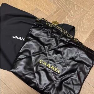 CHANEL 22 Small bag black